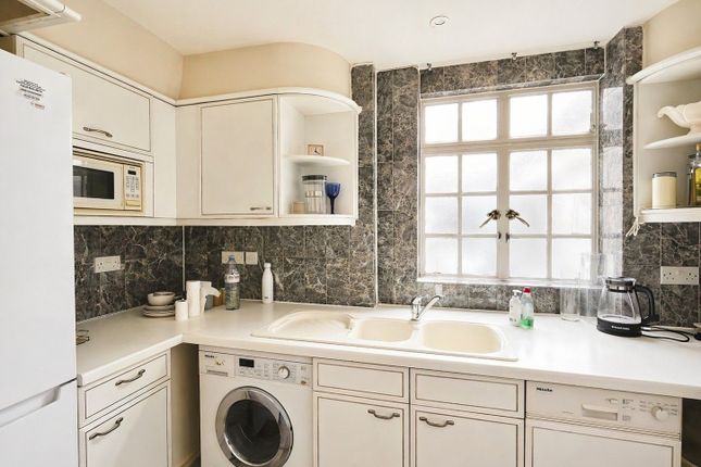 Flat 178B, Chiltern Court, London photo 4