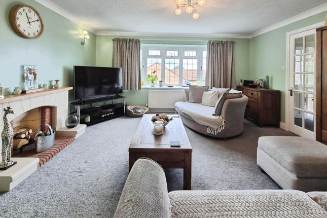 7, Fox Meadows, Crewkerne photo 2