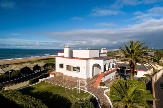 Detached house for sale in Anglet, 64600, France