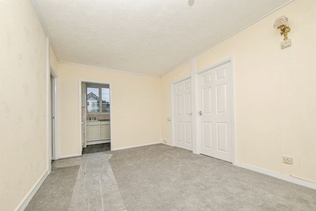 24, Yew Way, CLACTON-ON-SEA photo 2