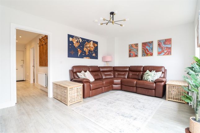 26, Thorn Way, Pease Pottage photo 3