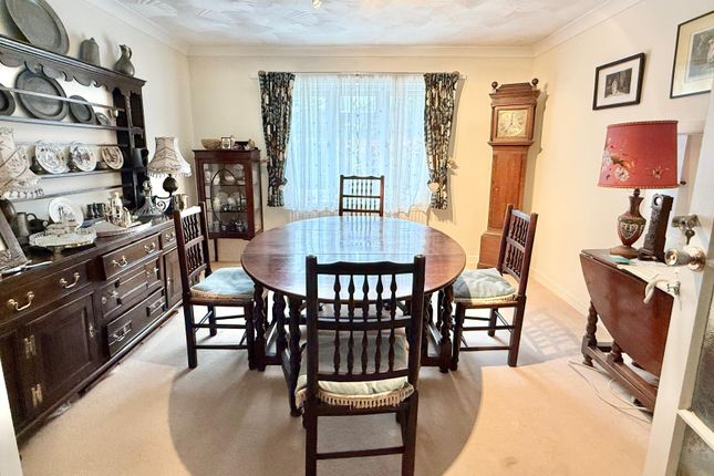 6 Badgers Close, Ashley Heath, Ringwood photo 3