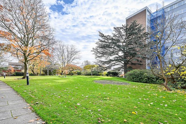 2-bed flat on The Cedars, Ealing, £550,000