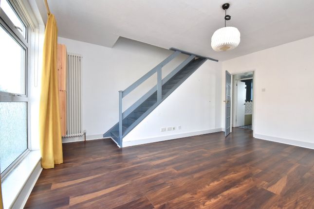 8, April Glen, London photo 2
