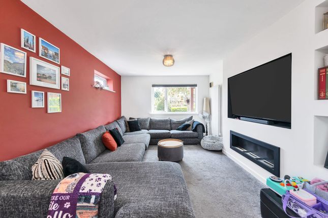 2 Hinkins Close, Royston photo 3