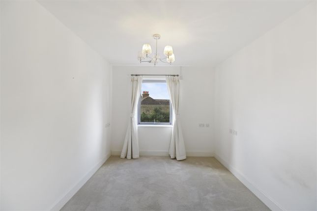 Flat for sale in Kingston Road, Raynes Park, London