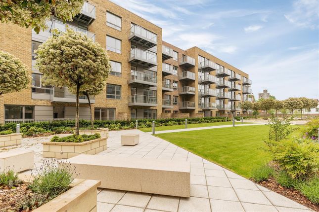 Flat for sale in Smithfield Square, Hornsey