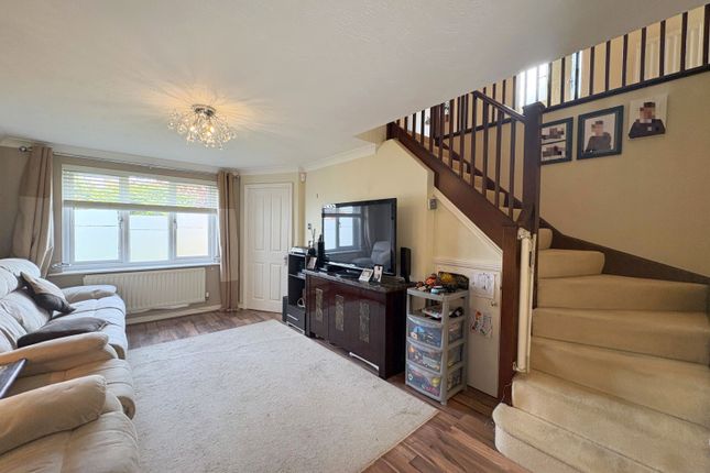 30 Courtney Close, Tewkesbury photo 3