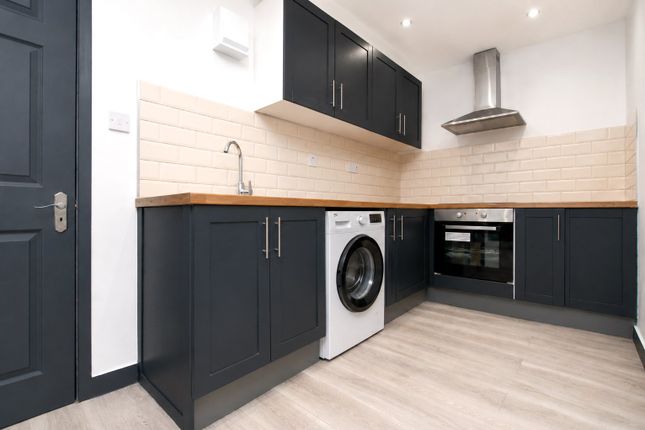 Room 4, 103, Raymond Crescent, Guildford photo 3
