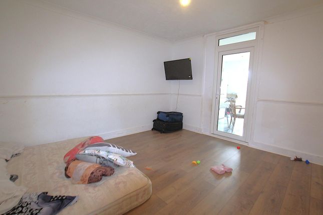 58, Wennington Road, Rainham photo 3