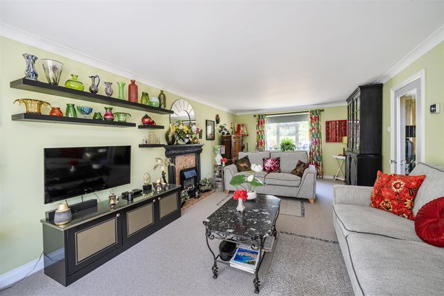 3 Woodhouse Court, Sea Road South, Bridport photo 2