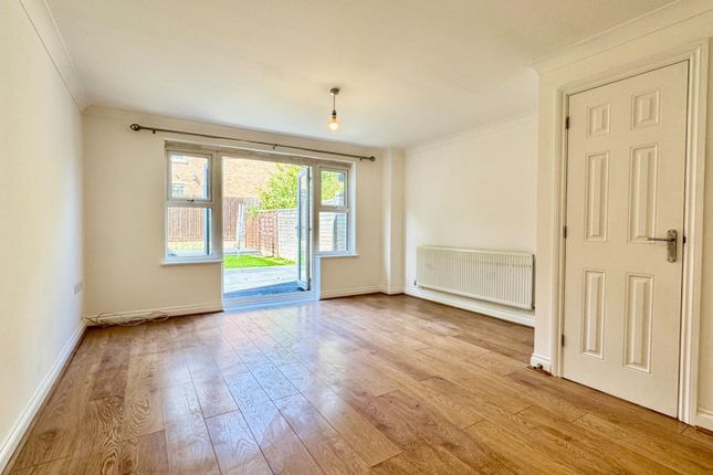 30 Carisbrooke Close, Stevenage photo 4