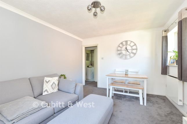37, Black Swan Close, Crawley photo 2