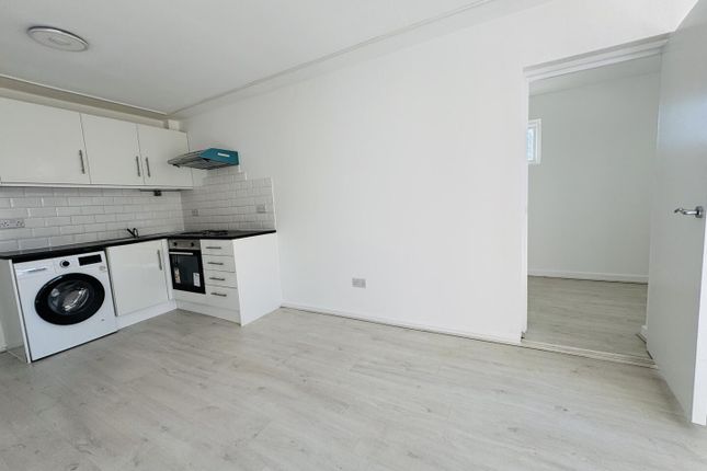 14, The Hovel, Crawley photo 3