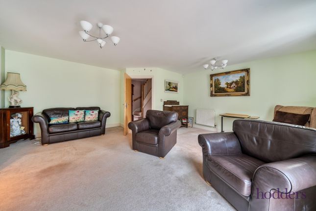 Willow Close, Chertsey photo 4