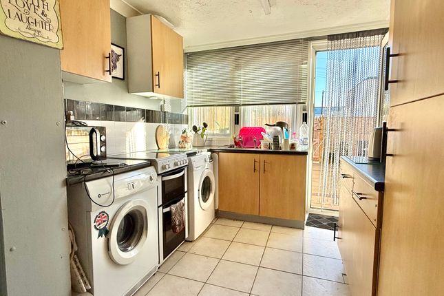 24, Carless Close, Gosport photo 3