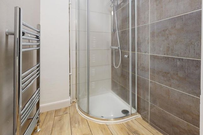 A Modern And Clean Bathroom Featuring A Stylish Sh...