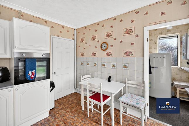 34, Warwick Avenue, Grimsby photo 4
