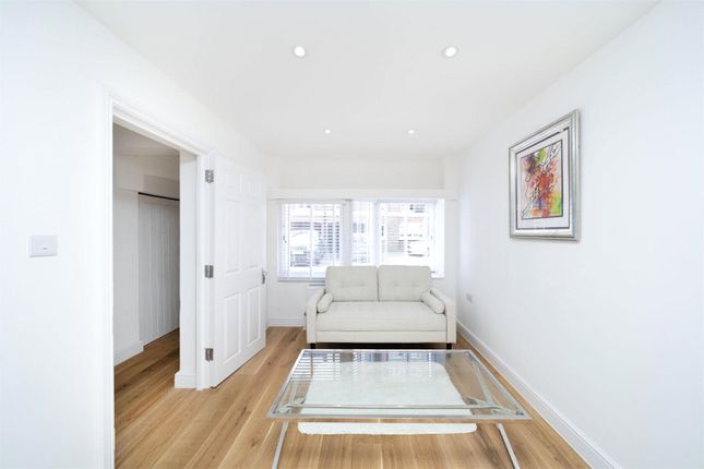 18,, Maple Mews, London photo 4