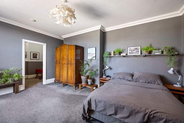 Flat 5, 49 Carfax, Horsham photo 3