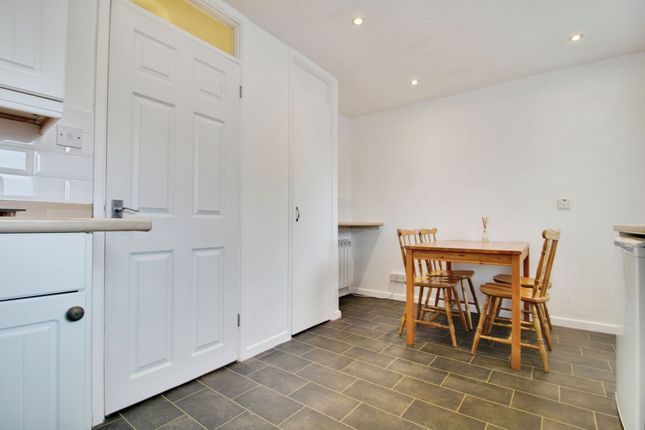 11 Dogridge, Swindon photo 4