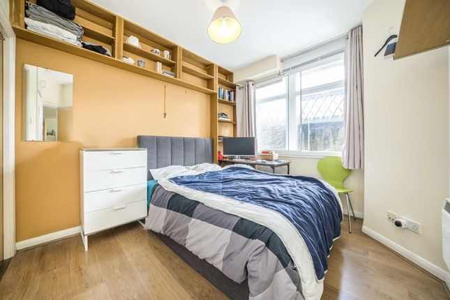 Flat for sale in Newington Causeway, London