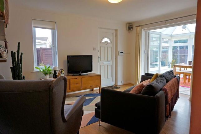 20 Gale Close, Hampton photo 3