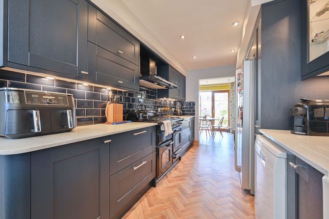 1, Manor Close, Hatfield photo 2