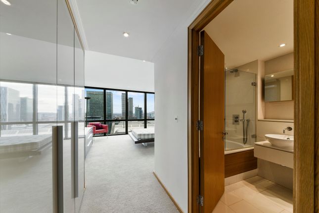 Flat for sale in 1 West India Quay, Canary Wharf, London