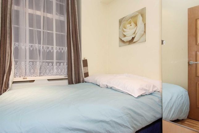 53, Queens Court, LONDON photo 4