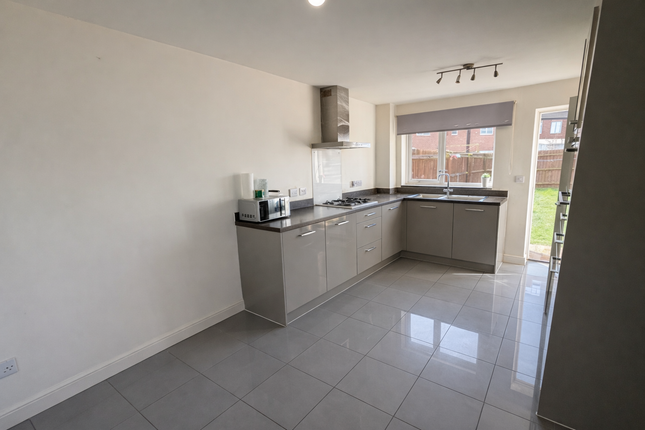 4, Iris Close, Leicester photo 2