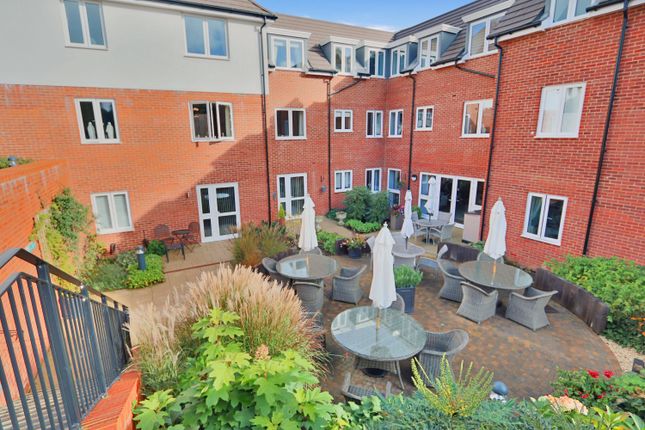Flat for sale in Outwood Lane, Chipstead, Coulsdon