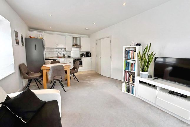 7 St. Pauls Court Cricklade Road, Swindon photo 4