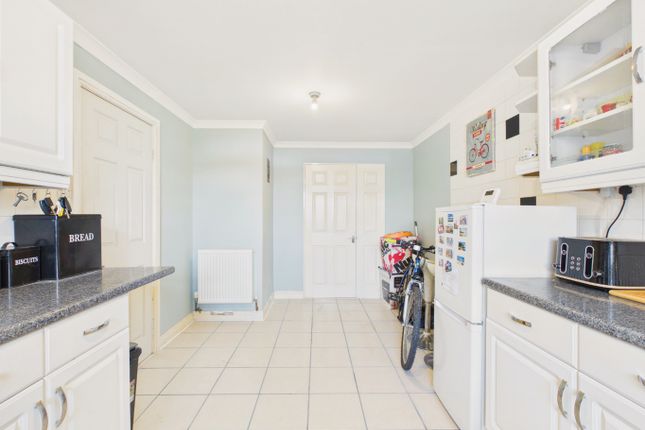 13, Petersfield Close, Hull photo 3