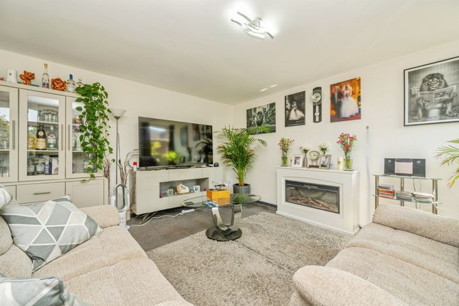 82, Fernwood Drive, RUGELEY photo 4