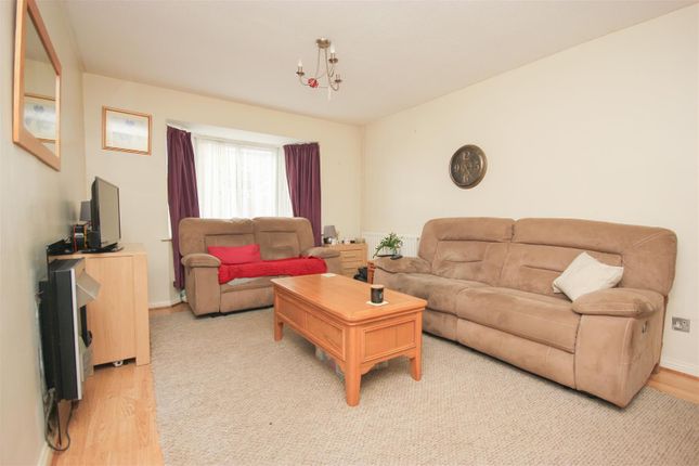 17, Dale Avenue, Wellingborough photo 2