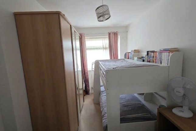 98 Whitton Walk, LONDON photo 4