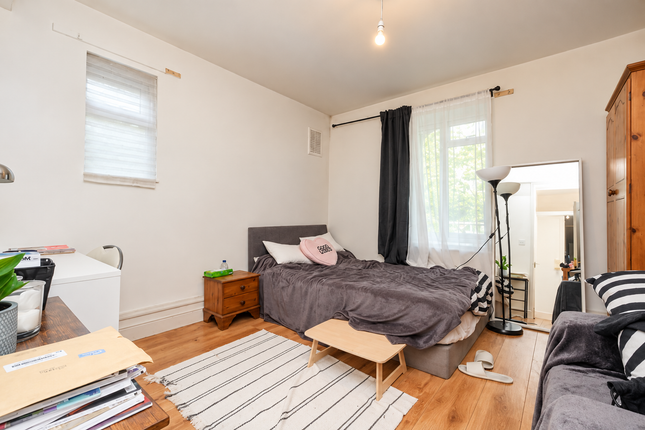 Flat 2, London photo 2