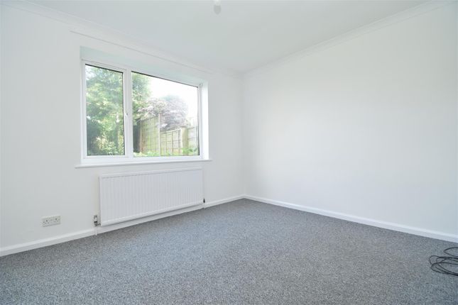 5, Newland Crescent, Wakefield photo 4