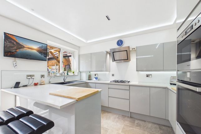 12, Kesteven Close, Rochester photo 4
