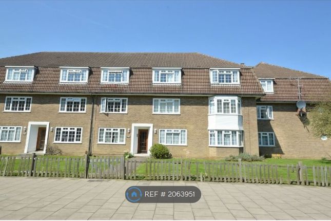 Flat to rent in North Parade, Chessington