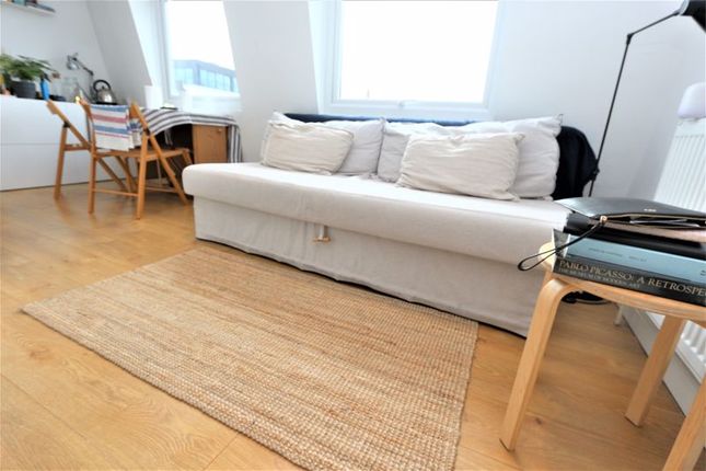 Flat to rent in Balls Pond Road, London