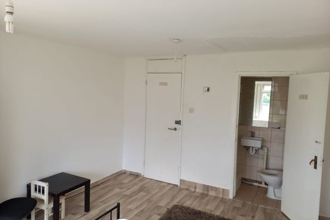 168, Belgrave Walk, Mitcham photo 2