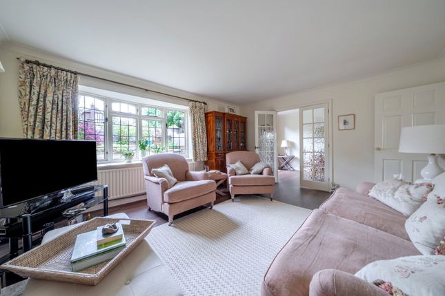 9, Fox Dene, Godalming photo 4