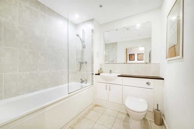 Parkside Court, 15,Flat 38, Booth Road, London photo 3