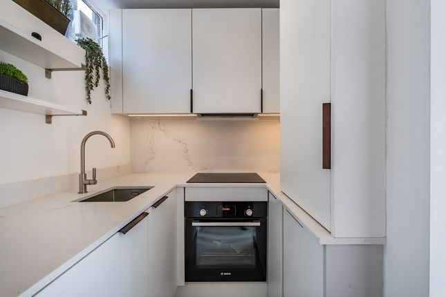 Flat 3, Marqueen Court, 42, Kensington Church Street, London photo 2