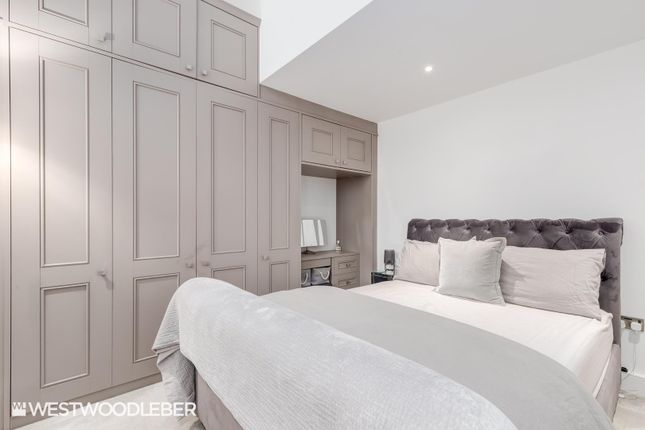 Flat for sale in The Coach House, Balls Park, Hertford