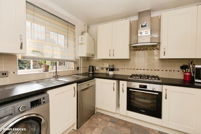 10, Twyford Close, Fleet photo 4