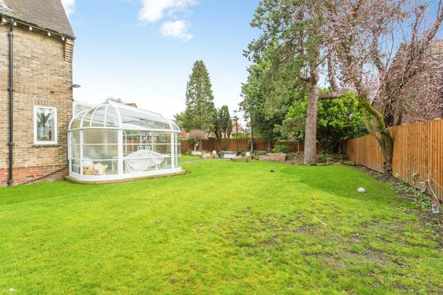 4, Broomhall Avenue, WAKEFIELD photo 4