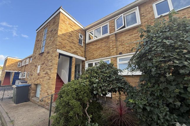 2 Bedroom House in KT6 4DZ